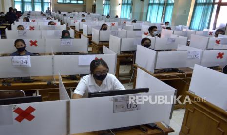 Sejumlah peserta mengikuti pelaksanaan Ujian Tulis Berbasis Komputer (UTBK) Seleksi Bersama Masuk Perguruan Tinggi Negeri (SBMPTN) 2020. Ilustrasi