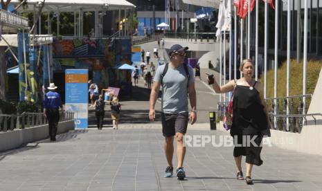 Masyarakat Melbourne mulai pergi ke bar dan restoran untuk menikmati akhir pekan.