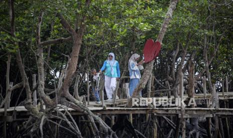 Pengunjung menikmati suasana di Desa Wisata Kampung Tua Bakau Serip, Batam, Kepulauan Riau, (ilustrasi). Menteri Pariwisata dan Ekonomi Kreatif (Manperekraf), Sandiaga Salahuddin Uno, mengatakan keberadaan desa wisata saat ini tidak lagi hanya sebagai destinasi yang menarik bagi wisatawan tapi sebagai penggerak kebangkitan pariwisata. 