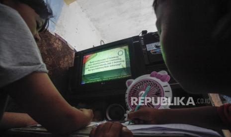 Siswa kelas 3 Sekolah Dasar (SD) mengikuti kegiatan belajar mengajar di rumah melalui siaran televisi TVRI (ilustrasi). Pemerintah harus memikirkan kesiapan guru dan tenaga pendidikan dalam menjalankan pembelajaran jarak jauh (PJJ).