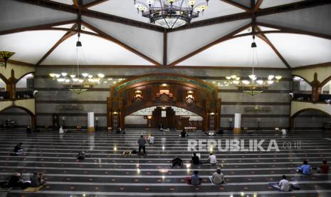 Umat muslim melakukan Itikaf pada sepuluh malam terakhir Ramadhan 1442 H di Masjid Pusdai, Kota Bandung, Senin (3/5) dini hari. Pada 10 hari menjelang berakhirnya bulan Ramadhan, umat muslim melakukan Itikaf untuk meraih malam kemuliaan (Lailatul Qadar) dengan membaca Alquran, Shalat Tahajud (malam) dan berzikir. Foto: Republika/Abdan Syakura