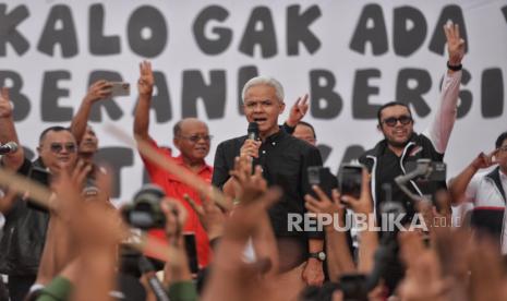 Calon presiden nomor urut 3 Ganjar Pranowo saat berkampanye di Majalengka, Jawa Barat, Sabtu (23/12/2023). Dalam kesempatan tersebut Ganjar disambut meriah oleh para pekerja pabrik genteng (pekerja jabor) dan relawan yamg memainkan musik rampak genteng.  Ganjar juga bertemu dengan ratusan anak muda dan influencer lokal Majalengka.