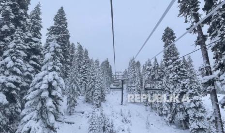 Dalam foto yang disediakan oleh Resor Ski Northstar ini, salju segar mengelilingi lift ski di Truckee, California, pada Senin, 13 Desember 2021. Badai musim dingin besar menghantam sebagian besar Amerika Serikat bagian timur dengan salju, es, dan angin kencang pada hari Ahad (16/1/2022). 