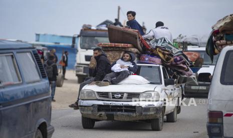 Warga Palestina tiba di kota Rafah di Gaza selatan setelah melarikan diri dari serangan darat dan udara Israel di kota terdekat Khan Younis pada hari Jumat, (26/1/2024).