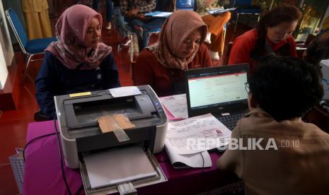 Orang tua wali murid antre mendaftar saat penerimaan peserta didik baru (PPDB) sekolah dasar (SD) di SDN Lempuyangwangi, Yogyakarta, Senin (12/6/2023). Orang tua wali murid mendatangi sekolah untuk mendaftar imbas server pendaftaran online bermasalah sejak pagi. PPDB online SD di Yogyakarta dimulai 12 hingga 15 Juni 2023. Ada empat jalur PPDB SD yakni zonasi, afirmasi, kebutuhan khusus, dan perpindahan orang tua. Ada 1932 kursi dari 33 sekolah negeri di Kota Yogyakarta yang diperebutkan oleh siswa.