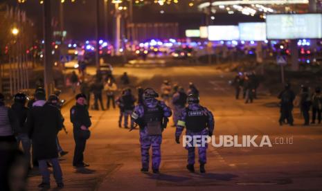 Prajurit Rosguardia (Garda Nasional) Rusia mengamankan area dekat Balai Kota Crocus di tepi barat Moskow, Rusia,  (22/3/2024).