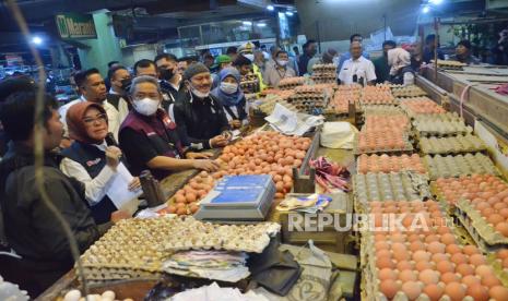 Wali Kota Bandung Yana Mulyana bersama Kepala Dinas Perdagangan dan Perindustrian Kota Bandung Elly Wasliah berbincang dengan pedagang telur saat monitoring harga bahan pokok di Pasar Baru, Rabu (15/3/2023). 