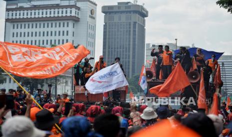 Massa dari Partai Buruh menggelar aksi di kawasan Patung Kuda, Jakarta, Sabtu (14/1/2023). Dalam aksinya mereka menolak Perppu No 2 Tahun 2022 Tentang Cipta Kerja yang berisi tentang permasalahan upah minimum, outsourcing, pesangon, karyawan kontrak, cuti, jam kerja, tenaga kerja asing, pemutusan hak kerja (PHK) hingga sanksi pidana yang dihilangkan. Republika/Thoudy Badai