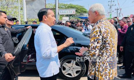 Presiden Joko Widodo bersama Gubernur Jateng periode 2013-2023 Ganjar Pranowo di Kabupaten Sragen, Provinsi Jawa Tengah pada Ahad (23/7/2023).