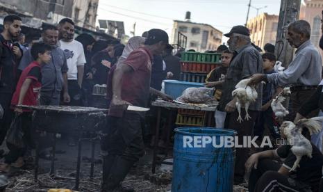 Pengungsi Palestina berbelanja makanan di pasar di kamp pengungsi Khan Yunis, Jalur Gaza selatan, 17 November 2023. Lebih dari 11.000 warga Palestina dan setidaknya 1.200 warga Israel tewas, menurut Pasukan Pertahanan Israel (IDF) dan otoritas kesehatan Palestina , sejak militan Hamas melancarkan serangan terhadap Israel dari Jalur Gaza pada 07 Oktober, dan operasi Israel di Gaza dan Tepi Barat setelahnya.