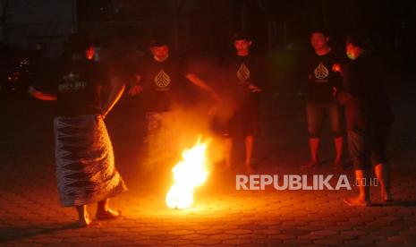 Ilustrasi. Persiapan pertandingan sepak bola api di Pondok Pesantren Dudan, Magelang, Jawa Tengah, Ahad (10/10). Pertandingan sepak bola api ini digelar dalam rangka Hari Santri 2021. Wali Kota Magelang: Hari Santri Satukan Umat Islam