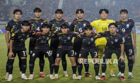 Pemain Timnas Korea Selatan berfoto sebelum pertandingan babak penyisihan Grup E Piala Dunia U17 2023 di Stadion Si Jalak Harupat, Kabupaten Bandung, Jawa Barat, Sabtu (18/11/2023). Dalam pertandingan tersebut Timnas Burkina Faso berhasil mengalahkan Timnas Korea Selatan dengan skor akhir 2-1.