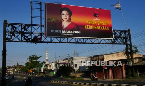 Baliho kepak sayap kebhinekaan Puan Maharani terpasang di Jalan Wates, Yogyakarta, Rabu (11/8). Beberapa baliho Puan Maharani di Yogyakarta terpasang di sudut Kota Yogyakarta.