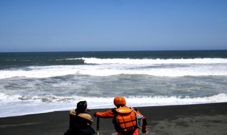 Tim SAR gabungan Bantul mencari korban tenggelam di Pantai Goa Cemara, Sanden, Bantul, Yogyakarta, Kamis (6/8). Sebanyak tujuh orang pengunjung tenggelam terseret ombak Pantai Goa Cemara. Sementara, dua orang ditemukan meninggal oleh Tim SAR. Dan lima masih dalam pencarian