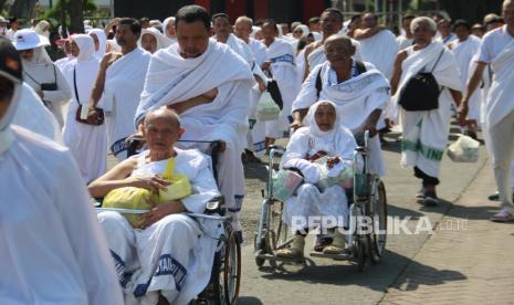 Jamaah calon haji mengikuti manasik di Alun-alun Kabupaten Jombang, Jawa Timur, Sabtu (4/5/2024). Manasik haji tersebut untuk membantu jemaah memahami urutan dan tata cara pelaksanaan ibadah haji dimana berdasarkan data Kementerian Agama Jombang ada sebanyak 1.169 calon jamaah haji yang akan diberangkatkan pada 27 Mei 2024, satu orang diantaranya gagal berangkat karena meninggal dunia. 