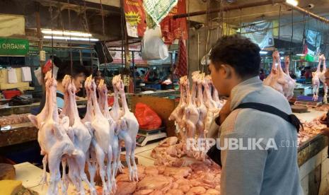  Para pedagang tengah menjajakan dagangannya di Pasar Kosambi. Bebeberapa pekan jelang puasa Ramadhan, sejumlah bahan pokok di Pasar Tradisional Kosambi, Kota Bandung mengalami kenaikan 