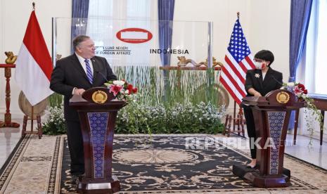  Dalam foto yang dirilis Kementerian Luar Negeri RI, Menteri Luar Negeri AS Mike Pompeo, kiri, berbicara dengan Menteri Luar Negeri Retno Marsudi dalam konferensi pers bersama yang disiarkan secara online di Jakarta, Indonesia, Kamis, 29 Oktober 2020. Pompeo memperbarui retorika serangan balik pemerintahan Trump terhadap China di Indonesia pada hari Kamis ketika pemilihan presiden Amerika mendekat.