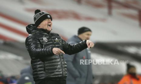 Manajer Sheffield United Chris Wilder berteriak dari pinggir lapangan selama pertandingan sepak bola Liga Premier Inggris antara Sheffield United dan Aston Villa di stadion Bramall Lane di Sheffield, Inggris, Rabu, 3 Maret 2021. 