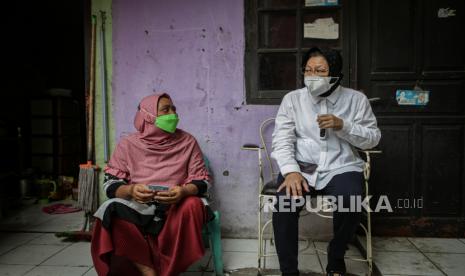 Menteri Sosial Tri Rismaharini (kanan) berbincang dengan warga saat sidak untuk mengetahui dan memastikan penyaluran bantuan sosial tunai (BST).