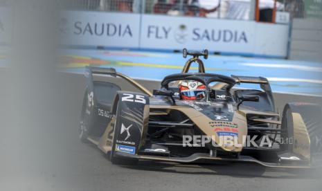 Pembalap tim DS Automobiles Formula E Team Techeetah Jean Eric Vergne memacu mobilnya saat sesi kualifikasi Jakarta E-Prix 2022  di Sirkuit Jakarta International E-Prix Circuit (JIEC), Ancol, Jakarta Utara, Sabtu (4/6/2022). 