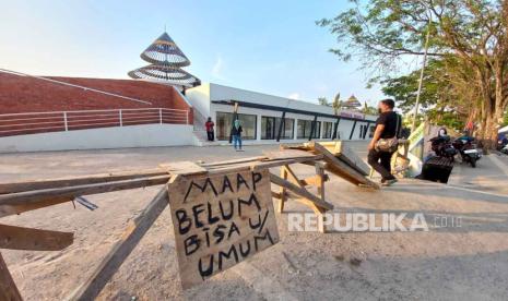 Sejumlah warga beraktivitas di Alun-Alun Dadaha, Kompleks Olahraga Dadaha, Kota Tasikmalaya, Rabu (18/10/2023). Padahal, proyek penataan alun-alun itu belum sepenuhnya rampung. 