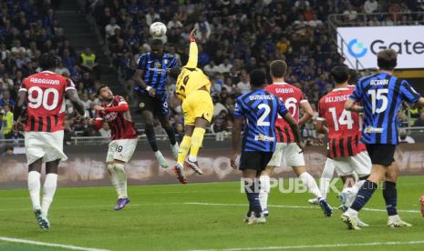 Pemain Inter Milan Marcus Thuram melakukan duel udara dengan penjaga gawang AC Milan Mike Maignan pada pertandingan sepak bola Serie A Italia di Stadion Giuseppe Meazza, Milan, Ahad (22/9/2024). AC Milan berhasil mengalahkan Inter Milan pada Derby Della Madonnina dengan skor 2-1. Gol AC Milan dicetak Christian Pulisic di menit ke-10 dan Matteo Gabbia menit ke-89. Satu gol Inter dicetak oleh Federico Dimarco di menit ke-27. 