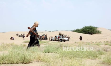 Negara Teluk Kutuk Serangan Houthi Targetkan Warga Saudi. Pasukan Yaman yang setia kepada pemerintah yang diakui secara internasional yang didukung Saudi terlibat dalam pertempuran dengan milisi Houthi di kota pelabuhan Hodeidah, Yaman, Kamis (8/10/2020) (Diterbitkan Jumat (9/10/2020). 