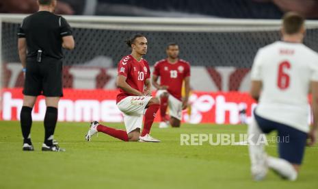  Yussuf Poulsen dari Denmark dan para pemain dari tim Inggris berlutut di hadapan pertandingan sepak bola UEFA Nations League antara Denmark dan Inggris di Parken Stadium di Kopenhagen, Denmark, 08 September 2020.