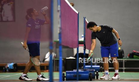 Pebulu tangkis Apriyani Rahayu (kanan) berlatih dalam Pemusatan Latihan Nasional (Pelatnas) SEA Games 2021 Vietnam di Pelatnas PBSI, Cipayung, Jakarta, belum lama ini.