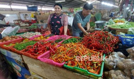 Pedagang cabai di Pasar Babadan, Kecamatan Ungaran Barat, Kabupaten Semarang, Jumat (8/12/2023). 