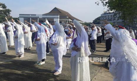 Kementerian Agama Republik Indonesia (Kemenag RI) melaunching senam haji Indonesia secara massal dan Peragaan Batik Haji Nasional di Asrama Haji Pondok Gede, Jakarta Timur, Ahad (28/4/2024). 