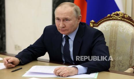  Presiden Rusia Vladimir Putin. Menanggapi rencana Finlandia bergabung dengan NATO, Putin mengingatkan bahwa itu adalah ancaman keamanan yang membuatnya harus mengambil tindakan.