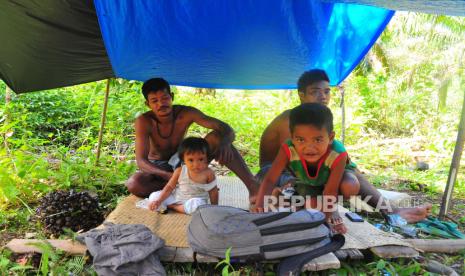 Warga Suku Anak Dalam (SAD) atau Orang Rimba Jambi berada di bawah tenda seadanya. Pemkab Batanghari Jambi usulkan Tahura Sultan Thaha jadi permukiman suku anak dalam.