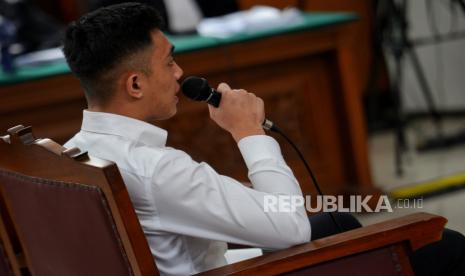 Terdakwa Mario Dandy Satriyo saat menjalani sidang pembacaan tuntutan oleh jaksa penuntut umum di Pengadilan Negeri Jakarta Selatan, Selasa (15/8/2023). Jaksa penuntut umum menuntut terdakwa Mario Dandy dengan hukuman penjara 12 tahun dalam perkara penganiayaan terhadap David Ozora, juga menuntut terdakwa Mario Dandy bersama dua terdakwa lainnya Shane Lukas dan AG (15) untuk membayar restitusi atau ganti rugi kepada David Ozora sebesar Rp120 miliar dan akan diganti dengan hukuman penjara selama 7 tahun jika tidak mampu membayar.