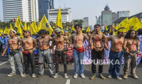 Sejumlah mahasiswa menggelar unjuk rasa menolak kenaikan harga BBM di kawasan Patung Kuda Arjuna Wiwaha, Jakarta, Senin (5/9/2022). Dalam aksi tersebut mahasiswa menolak keputusan pemerintah menaikkan harga Bahan Bakar Minyak (BBM) bersubsidi dan meminta pemerintah untuk meninjau ulang keputusan tersebut. 