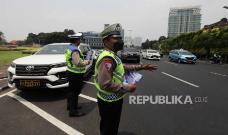 Petugas Kepolisian menyampaikan sosialisasi Operasi Zebra Jaya 2023 kepada pengendara di kawasan Tugu Tani, Jakarta, Senin (18/9/2023). (ilustrasi)