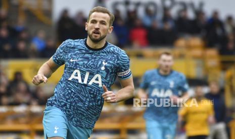 Pemain Tottenham Harry Kane pada pertandingan sepak bola Liga Premier Inggris antara Wolverhampton Wanderers dan Tottenham Hotspur di stadion Molineux di Wolverhampton, Inggris, Sabtu (4/3/2023).