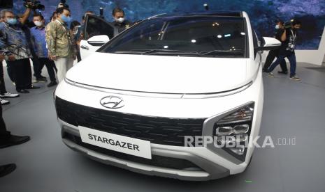 Menteri Koordinator Perekonomian Airlangga Hartarto (kanan) melihat dari dekat mobil terbaru Hyuandai Stargazer yang dipamerkan di ajang pameran otomotif Gaikindo Indonesia International Auto Show (GIIAS) 2022 di Indonesia Convention Exhibition (ICE) BSD, Serpong, Tangerang, Banten, Kamis (11/8/2022). GIIAS 2022 yang berlangsung 11 - 21 Agustus 2022 diikuti 25 merek kendaraan penumpang dan komersil anggota GAIKINDO serta menghadirkan produk mobil baru dan konsep serta sepeda motor. 