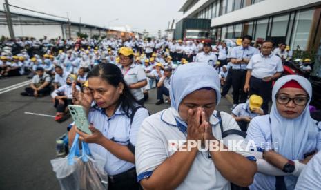 Buruh dan karyawan mendengarkan pidato dari direksi perusahaan di Pabrik Sri Rejeki Isman Tbk (Sritex) di Sukoharjo, Jawa Tengah, Jumat (28/2/2025). 