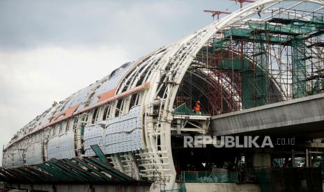 Pekerja menyelesaikan proyek pembangunan LRT Jabodetabek di Jakarta, Jumat (9/10). Kementerian Keuangan (Kemenkeu) memproyeksikan pertumbuhan ekonomi Indonesia pada 2020, tumbuh negatif sekitar 1,7 hingga 0,6 persen. Pandemi virus Covid-19 menjadi penyebab utamanya, yang bedampak diberbagai sendi perekonomian.Prayogi/Republika.