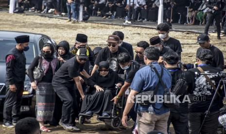 Keluarga Gubernur Jawa Barat Ridwan Kamil menghadiri prosesi pemakaman almarhum Emmeril Khan Mumtadz di Islamic Centre Baitul Ridwan, Cimaung, Kabupaten Bandung, Senin (13/6/2022). Putra sulung Gubernur Jawa Barat Ridwan Kamil tersebut meninggal terbawa arus di Sungai Aare, Kota Bern, Swiss pada 26 Mei 2022 dan jenazahnya ditemukan di Bendungan Engehalde, Kota Bern, Swiss pada 8 Juni 2022. Foto: Republika/Abdan Syakura