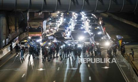 Demonstran mengeblok jalan bebas hambatan saat unjuk rasa menentang perombakan sistem yudisial Israel.