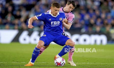 Harvey Barnes dari Leicester City (kiri) dan Seamus Coleman dari Everton berebut bola pada pertandingan sepak bola Liga Premier Inggris antara Leicester City dan Everton di Stadion King Power, Leicester, Inggris, Senin (1/5/2023).