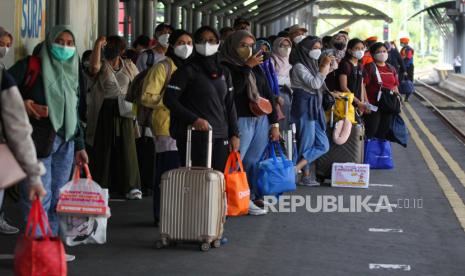 Sejumlah penumpang menunggu kedatangan Kereta Api (KA) Sancaka di Stasiun Gubeng Surabaya, Jawa Timur.