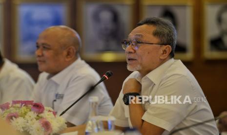 Menteri Perdagangan Zulkifli Hasan (kanan) bersama Sekjen Mendag Suhanto (kiri) menyampaikan keterangan terkait 100 Hari Kerja Menteri Perdagangan di Gedung Kementerian Perdagangan, Gambir, Jakarta Pusat, Ahad (25/9/2022). Dalam keterangannya Zulkifli menyebut terdapat beberapa capaian selama 100 hari kerja, mulai dari penstabilan harga minyak goreng, hingga penandatanganan perjanjian komprehensif dengan negara-negara lain. Republika/Thoudy Badai