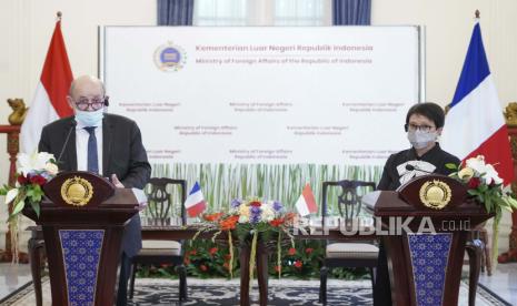 Foto selebaran yang disediakan oleh Kementerian Luar Negeri Indonesia menunjukkan Menteri Luar Negeri Prancis Jean-Yves Le Drian (kiri) berbicara dengan timpalannya dari Indonesia Retno Marsudi (kanan) selama pertemuan mereka di Jakarta, Indonesia, 24 November 2021. Le Drian sedang melakukan kunjungan resmi ke Indonesia untuk mempererat hubungan bilateral kedua negara.