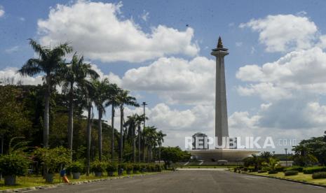 Suasana sepi Monas saat ditutup di Jakarta, Senin (25/5). Sejumlah tempat wisata di Jakarta tutup saat libur Hari Raya Idul Fitri 1441 Hijriyah karena masih dalam masa pemberlakuan Pembatasan Sosial Berskala Besar (PSBB)