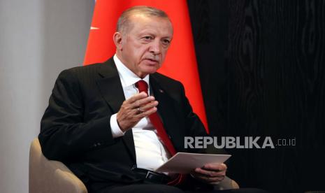  Erdogan Serukan Hak Berhijab Dijadikan Konstitusional. Foto:  Presiden Turki Recep Tayyip Erdogan memberi isyarat saat berbicara dengan Presiden Rusia Vladimir Putin selama pembicaraan mereka di sela-sela KTT Organisasi Kerjasama Shanghai (SCO) di Samarkand, Uzbekistan, Jumat, 16 September 2022.