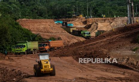 Pekerja menggunakan alat berat menyelesaikan pembangunan tol Serang-Panimbang seksi II di Cileles, Lebak, Banten, Selasa (16/11/2021). Pemerintah mempercepat pembangunan tol Serang-Panimbang seksi II pada ruas Rangkasbitung-Panimbang sepanjang 57 kilometer yang ditargetkan rampung pada tahun 2023 sebagai upaya meningkatkan investasi di Kawasan Ekonomi Khusus (KEK) Tanjung Lesung. 