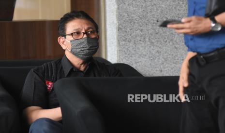 Direktur Utama PT PAL Indonesia (Persero) Budiman Saleh duduk di ruang tunggu usai menjalani pemeriksaan di Gedung KPK, Jakarta, Rabu (12/8/2020). Budiman Saleh diperiksa dalam kapasitasnya sebagai mantan Direktur Niaga dan Restrukturisasi PT Dirgantara Indonesia (PT DI), untuk bersaksi bagi tersangka mantan Dirut PT DI Budi Santoso pada kasus dugaan korupsi kegiatan penjualan dan pemasaran di PT Dirgantara Indonesia tahun 2007-2017. 